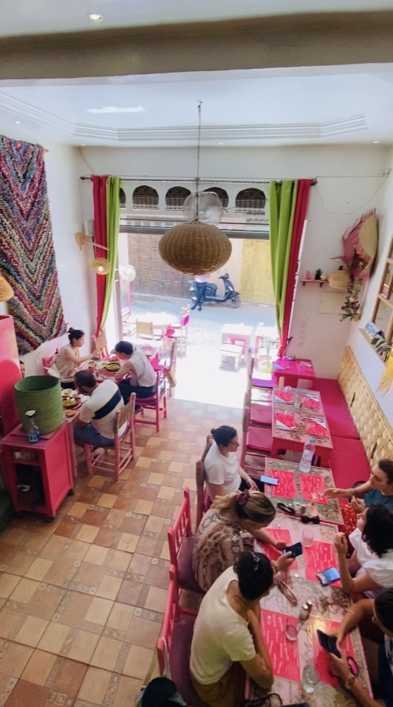 El restaurante La Cantine des Gazelles ofrece una variada carta de los platos tradicionales marroquíes a unos precios excelentes.
