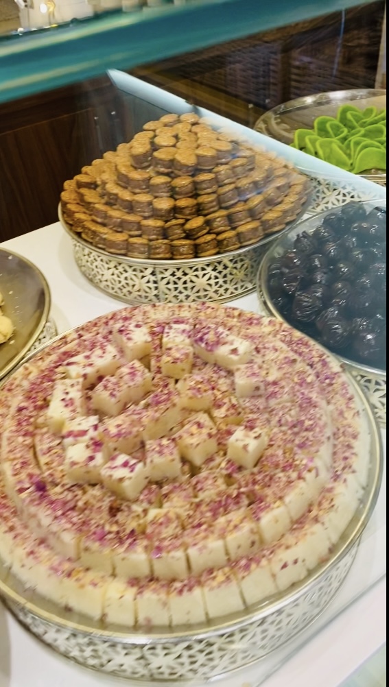 La pastelería Rozalina, en el moderno y lujoso barrio de Gueliz, es una muestra de la evolución de la tradicional repostería alauí.
