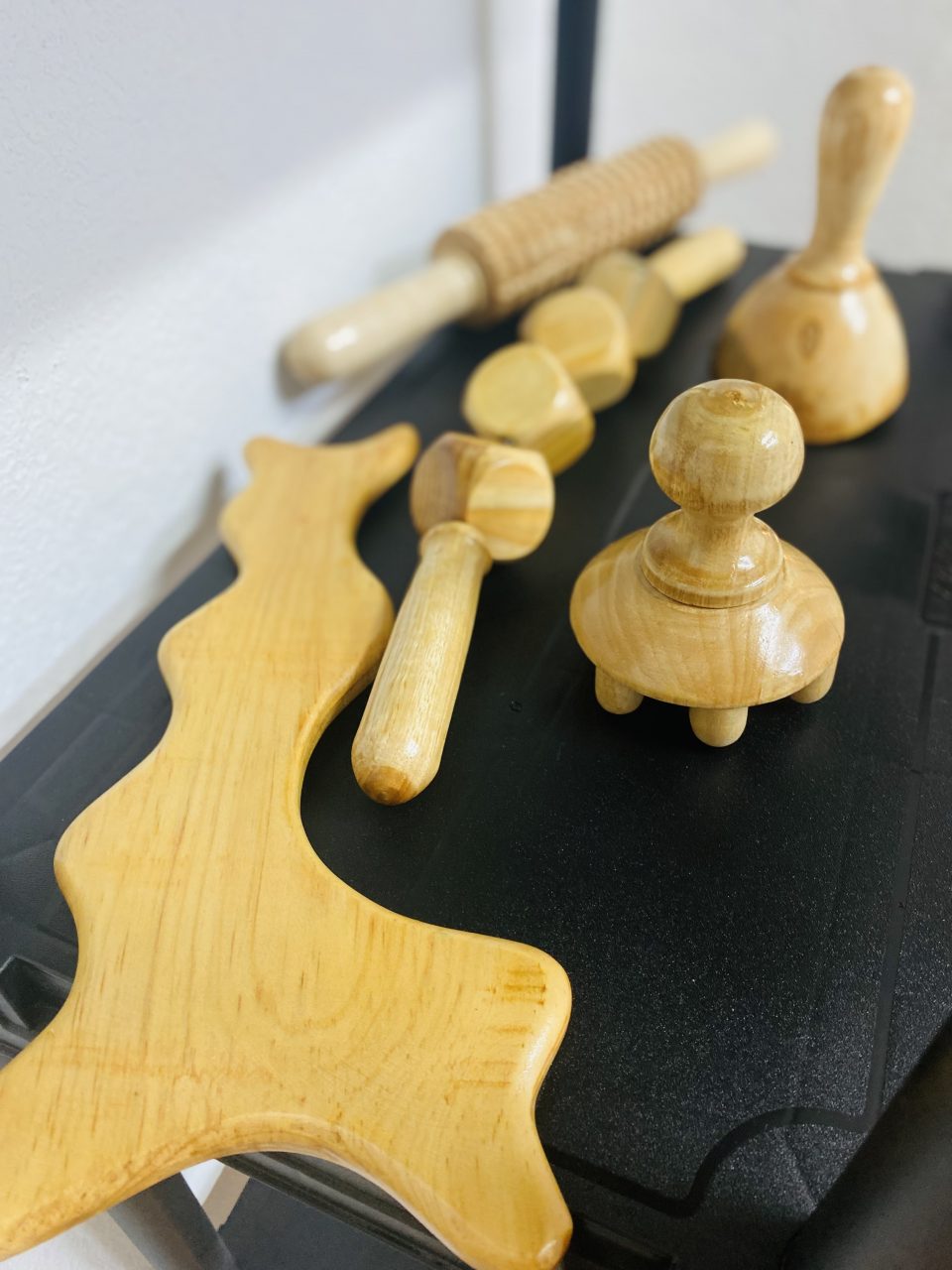 Los instrumentos necesarios para realizar estos masajes son rodillos de madera con distintas formas y tamaños.