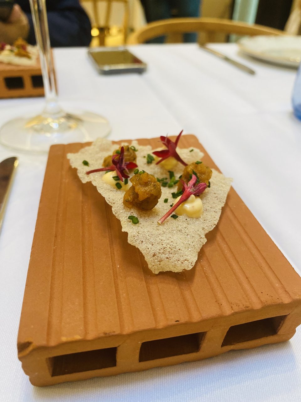 Teja de arroz con sobrasada de atún rojo y ensaladilla de cherne. 