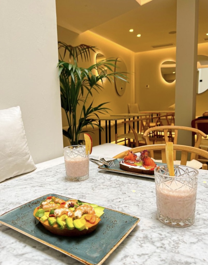 Al restaurante pueden acudir, previa reserva, cualquier cliente, aunque no esté alojado. 
