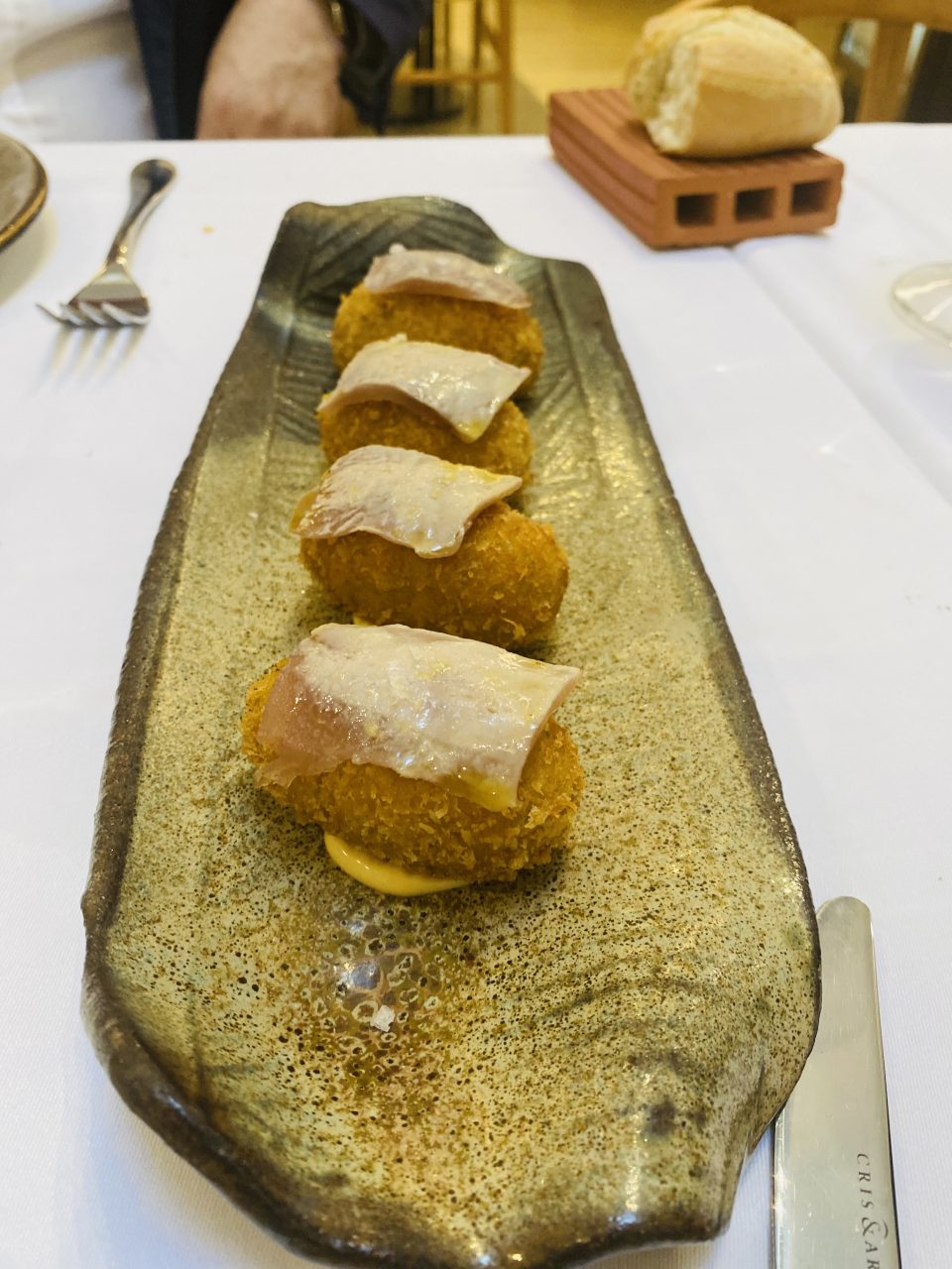 Croquetas de atún rojo y tiradito de vieja.